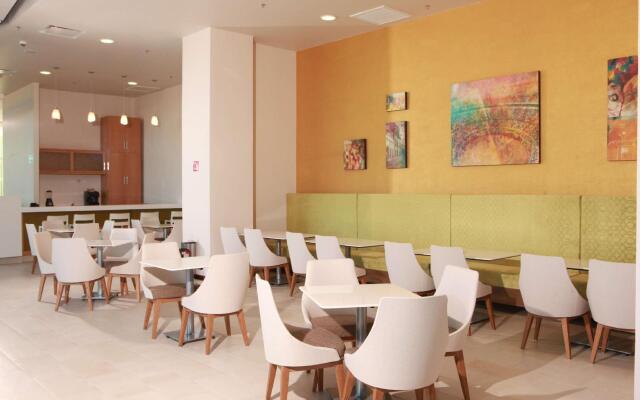 Hampton Inn & Suites by Hilton Aguascalientes Airport