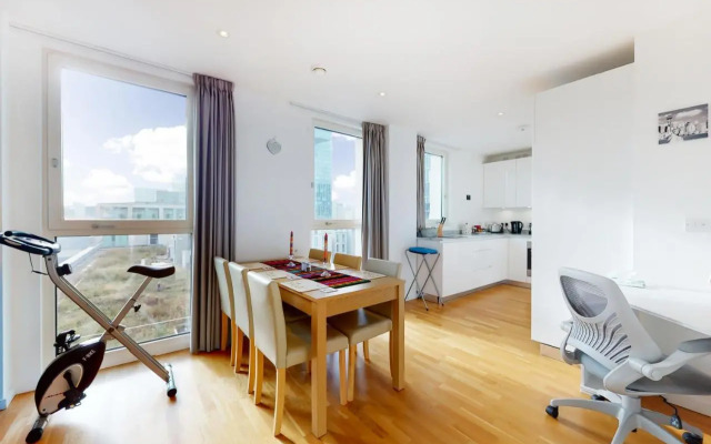 Lovely 2 bedroom flat with balcony in Stratford