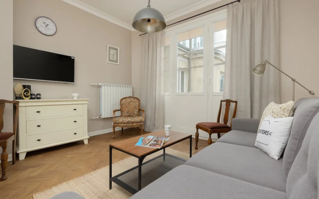 Metro Rondo ONZ Apartment by Renters