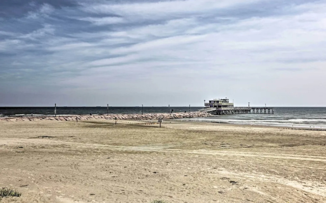 Steps to Sand + 2 Pools! Galveston Coastal Getaway