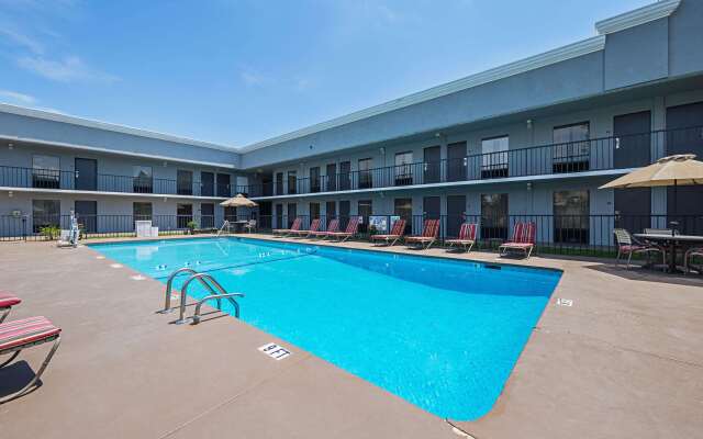 Quality Inn & Suites Greenville - Haywood Mall