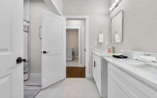 New Luxury Family Friendly Home Centrally Located
