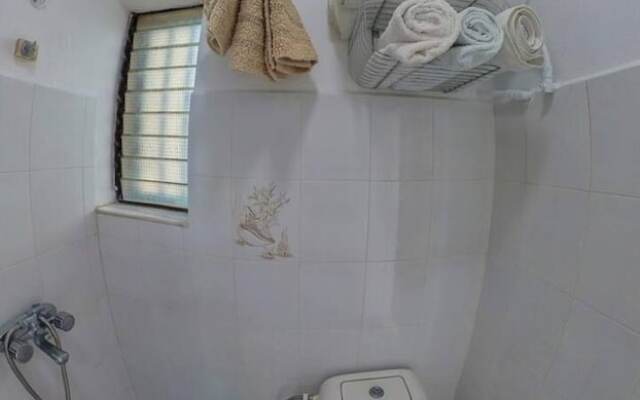 Blue House Beach Apartment - Sleeps 4 & Balcony