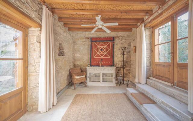 The Carob Tree Villa - 3 BR Rustic Luxury Home
