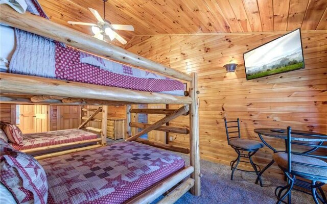 Hemlock Inn - Eight Bedroom Cabin