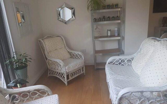 Lovely Large Garden Flat