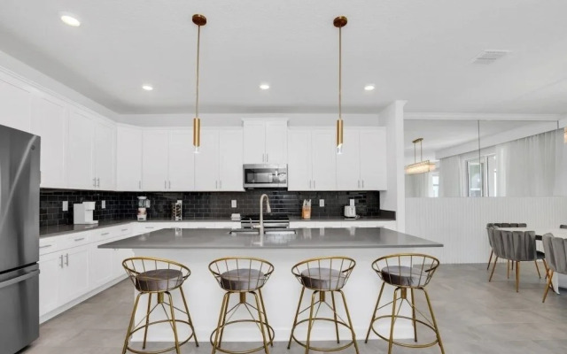 4350scene 6 Bedroom Villa