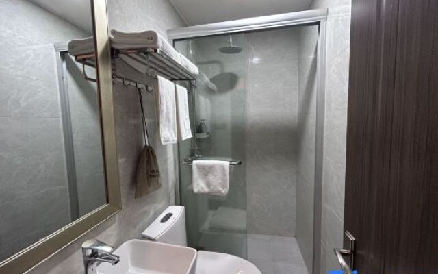 Ruo Bi Lin Hotel（Shanghai Lujiazui Century Avenue Metro Station Hotel）