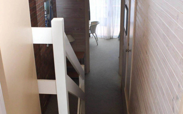 Pacific Heights Holiday Apartments and Munn’s Tower House