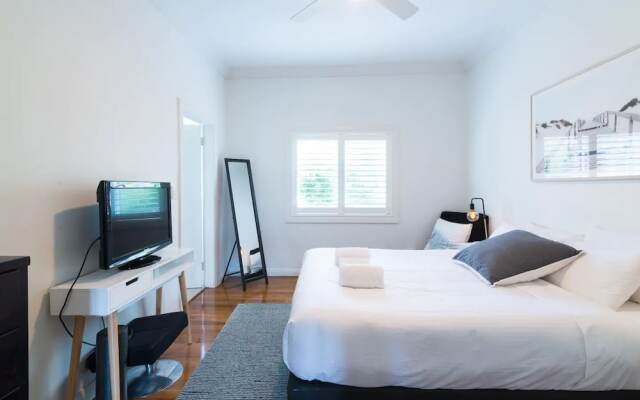 Sleek Contemporary Bondi Beachside Apartment