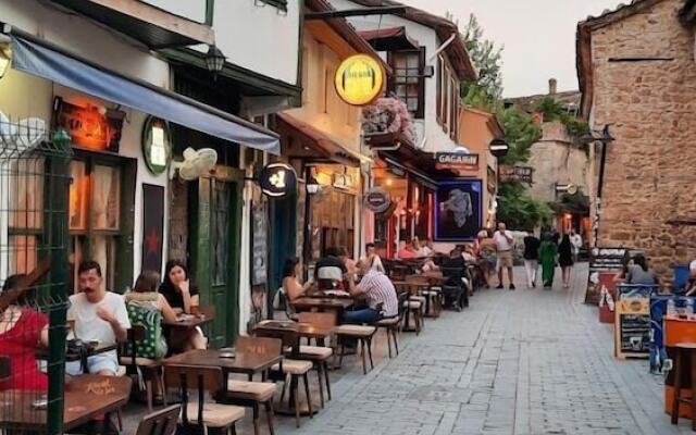 Callisto Pub & Kitchen & Hotel