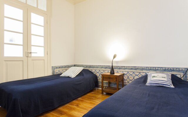 ALTIDO Classic 3BR home w/workspace in Chiado, 2mins from Baixa-Chiado subway