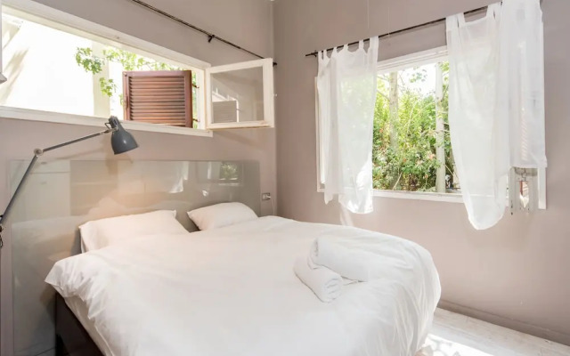Modern Charm Balcony Retreat by Sea N Rent