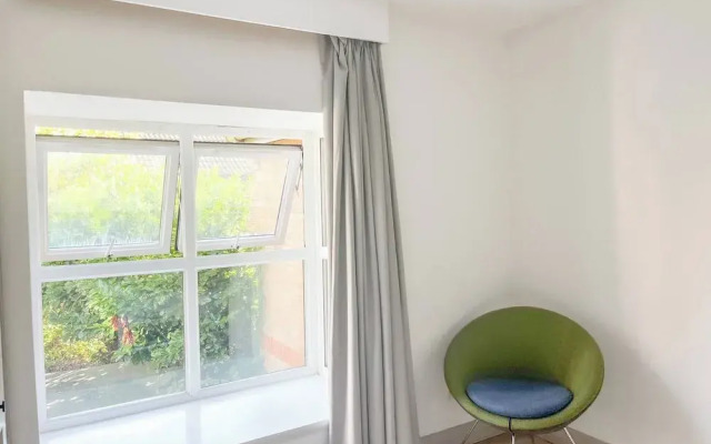 Entire 2 Bedroom House 7m To Station