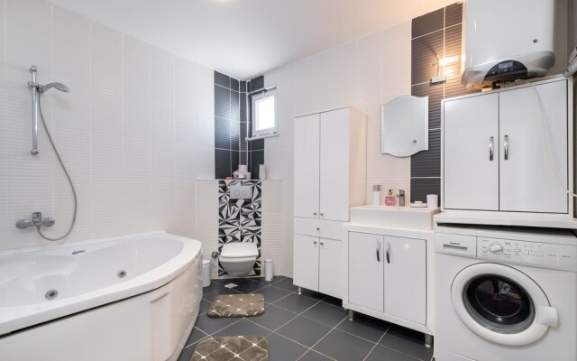 Villa Aris by Villatatilin