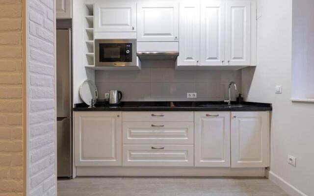 Castilla Triana Courtyard by Valcambre