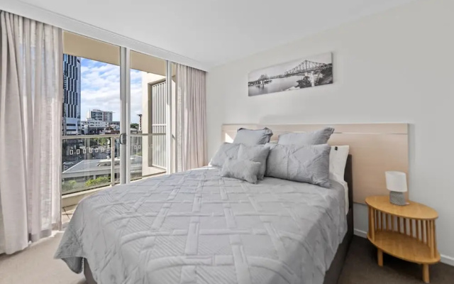 Prime City Residence With Pool, Gym and Parking – Guest Rooms – Brisbane