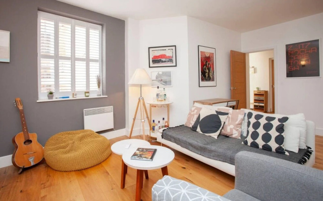 Central Designer 2 Bedroom Apartment in Portland Square