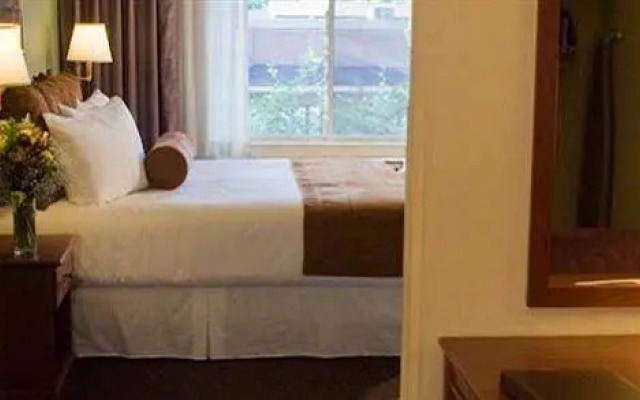 Wood River Inn & Suites