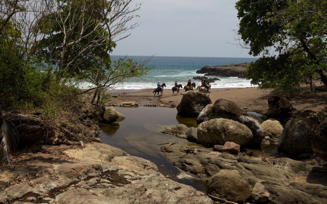 El Sano Banano Beachside Hotel