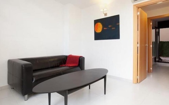 Spacious Apartment for Families Near Park Guell