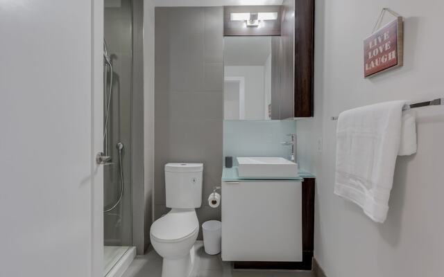 Noel Suites - John and Front St West