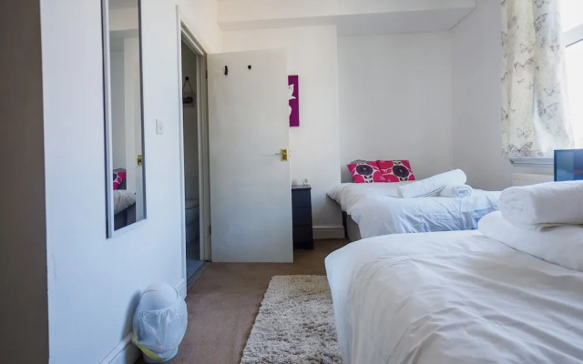 WoodHus Lodge  Cosy Large Family  Room 4