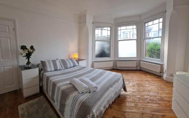 Peaceful Well Equipped Flat Near Central London