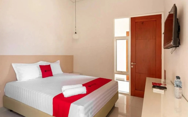 Toko Ayem Ayem by RedDoorz