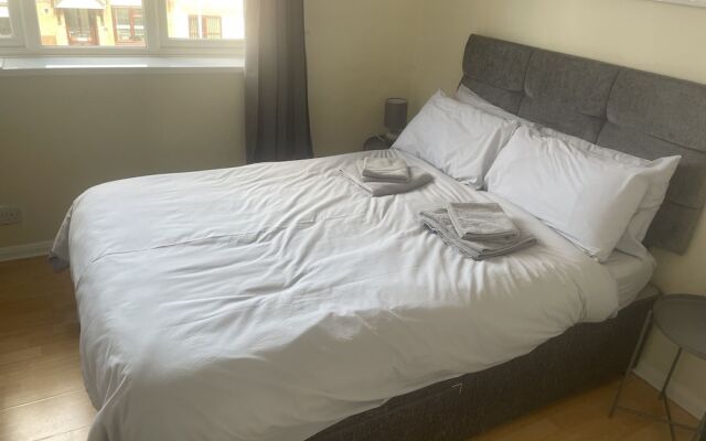 3-bed House in Stoke-on-trent Free Sky Free Wifi