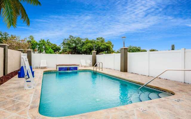 La Quinta Inn & Suites by Wyndham St. Petersburg Northeast