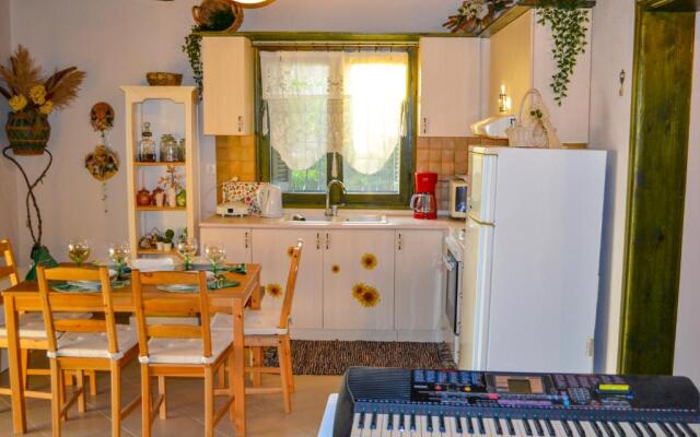 Nikos Stone House 80m from the beach with wifi