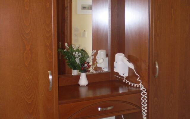 Damia Hotel & Apartments