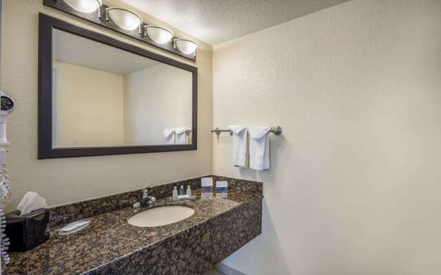 Clarion Inn & Suites Central Clearwater Beach