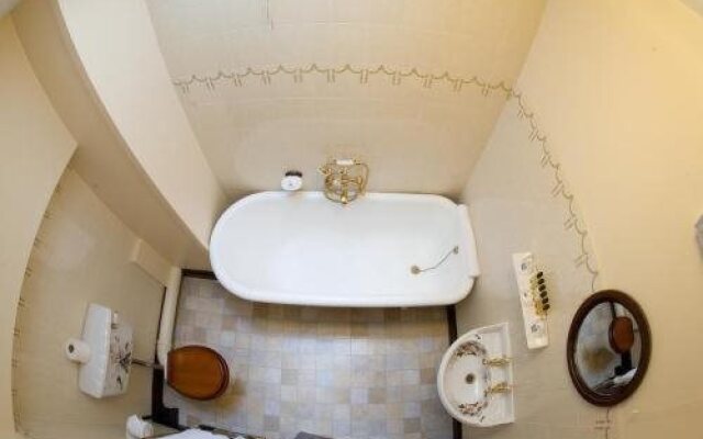 Crown & Cushion Hotel