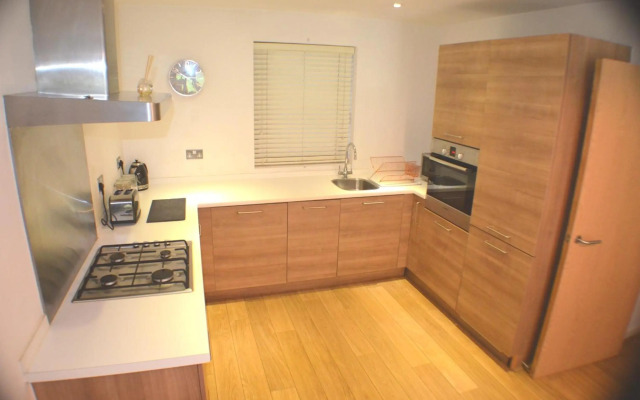 Brentwood Town Retreat - Large 2 bedroom apartment