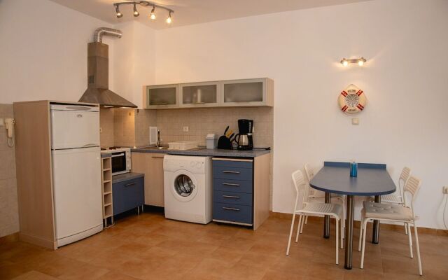 FM Premium 1-BDR Apartment with Parking - Azure Joy