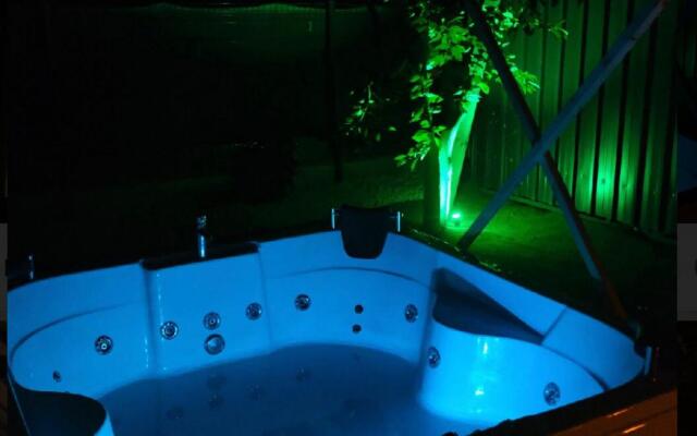 Fabulous Bungalow With Jacuzzi in Konyaalti