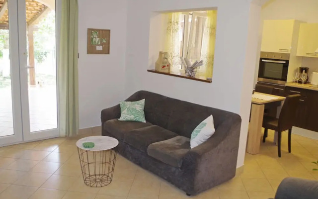 Apartment in Valbandon With Terrace