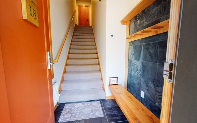 Solstice 18 Beautiful and Modern, Private Washer Dryer, Close to Eagle Lodge by RedAwning