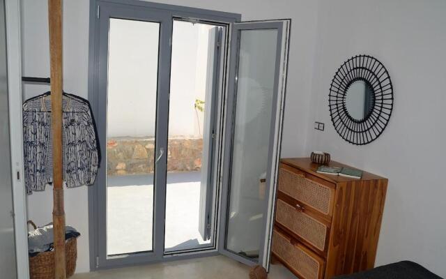 The Hedonist Square cycladic house with sea view