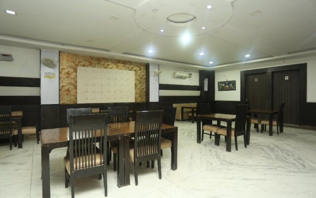 OYO 8607 Hotel Sky Inn