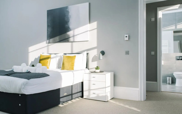 BNBbuddy Apartments - Huge 5* Georgian Apartment - Great Location