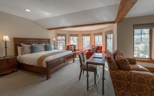 Deluxe King 1 Bedroom Hotel Room by Redawning