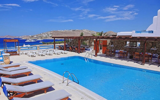 Maganos Dekaocto in Thira