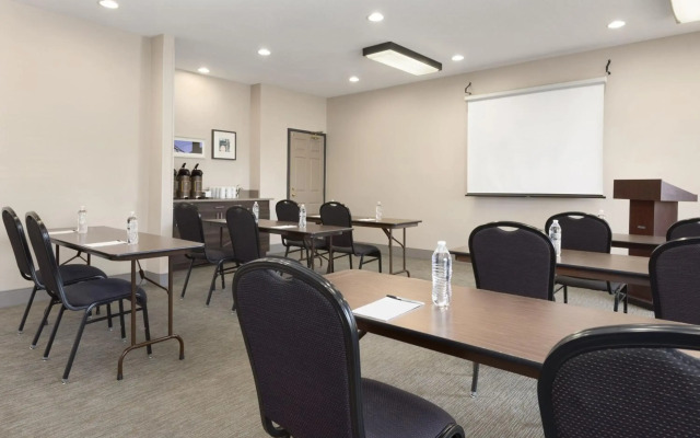 Country Inn & Suites by Radisson Romeoville - Bolingbrook