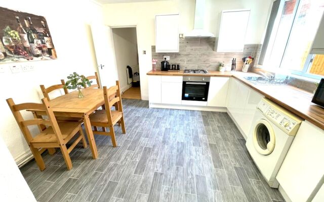 Spacious 2-bed Apartment With Hot tub and Parking