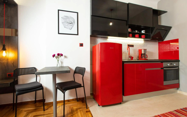 Downtown Luxury Boutique Suites : the red suite