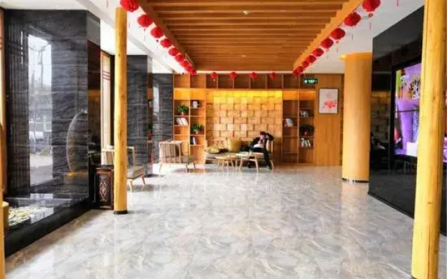 Kee Royal Hotel (Dengzhou Hua Chau Academy Store)