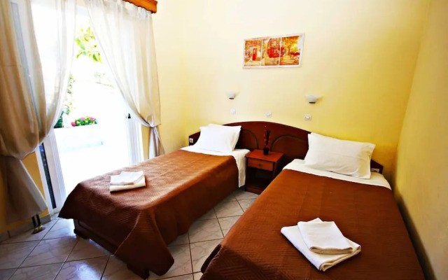 Agios Georgios - 2 Beds - Sleeps 5 - Free Parking